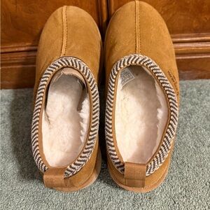 Koolaburra By UGG Men’s Tan Suede Slippers BRAND NEW